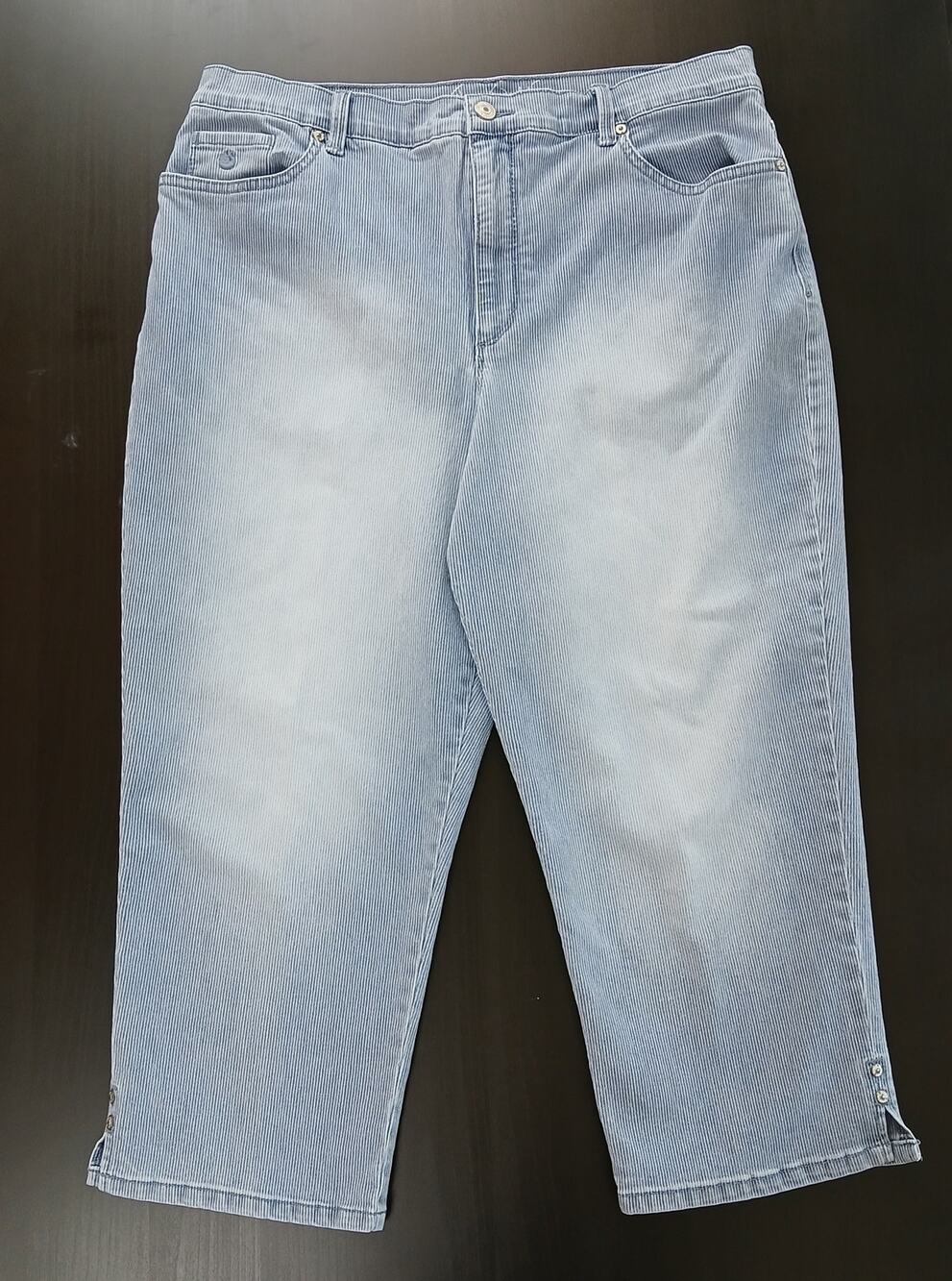 Gloria Vanderbilt 14 Amanda All-Around Slimming Effect Pinstripe Denim Capris